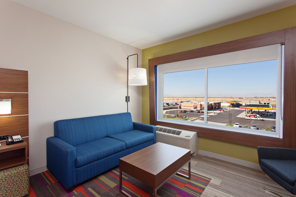 Suite, 1 King Bed with Sofa bed, Accessible (Communications Accessible)
