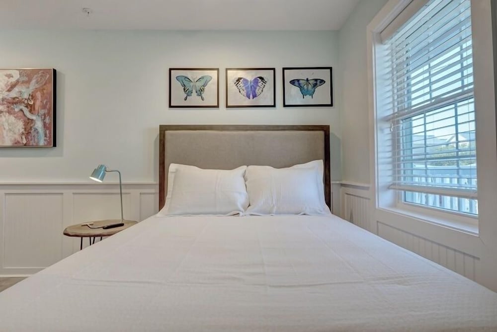 Standard Single Room, 1 Queen Bed, Refrigerator & Microwave photo 2