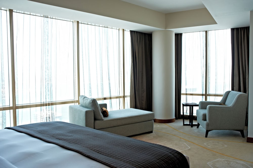 Suite, 4 Bedrooms - Photo 3