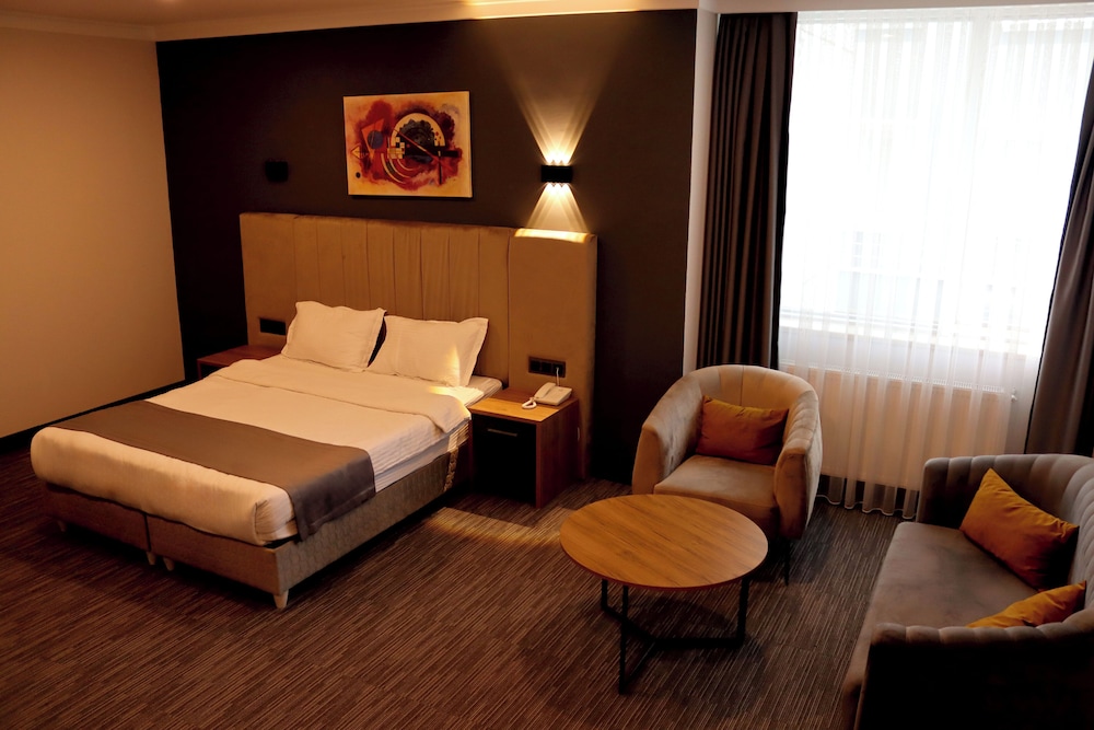 Deluxe Room, 1 King Bed photo 2