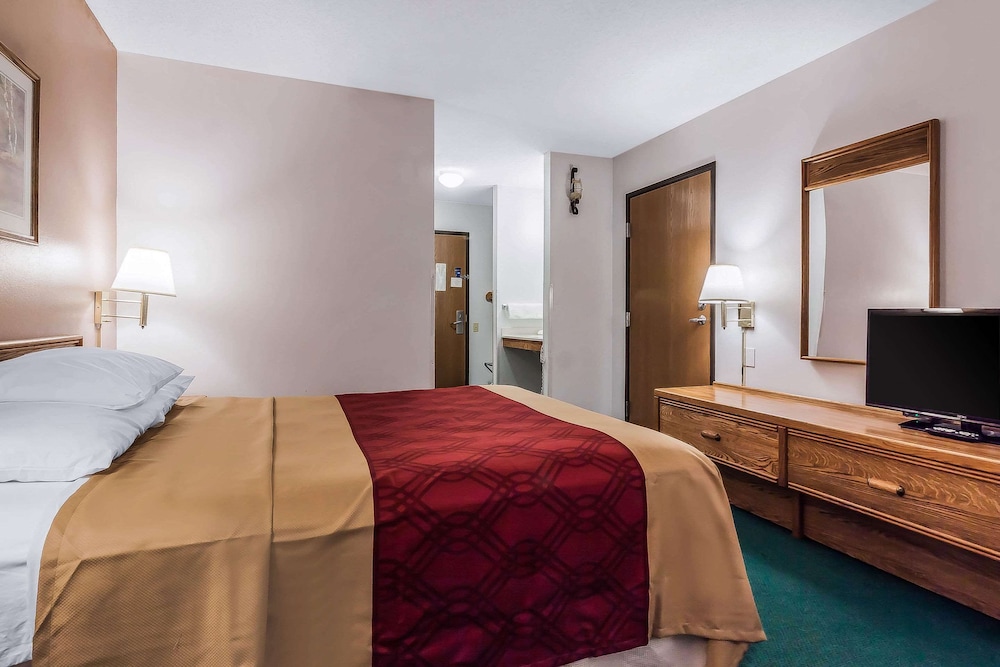 Standard Room, 1 Queen Bed, Non Smoking - Photo 1