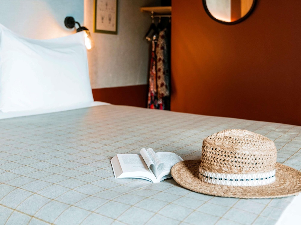 Standard Room (1 Double Bed and 3 Single Beds) - Photo 4
