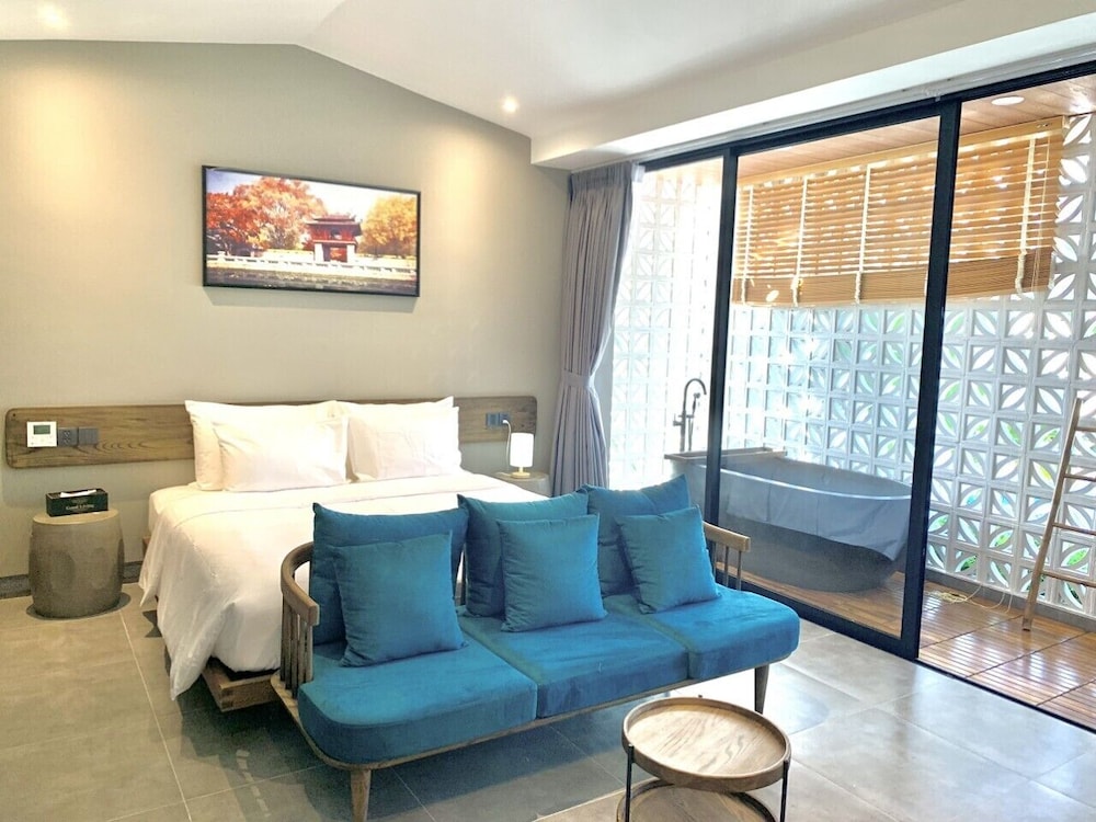 Suite, Bathtub - Photo 1