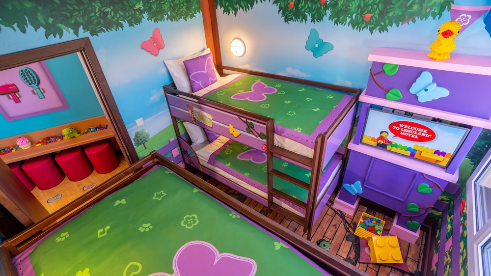 LEGO® Friends Fully Themed Family Suite with park access photo 2