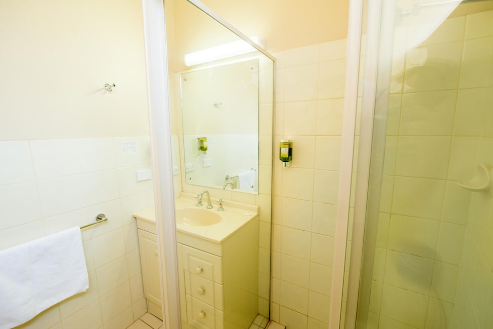 Standard Twin Room, Multiple Beds - Photo 12