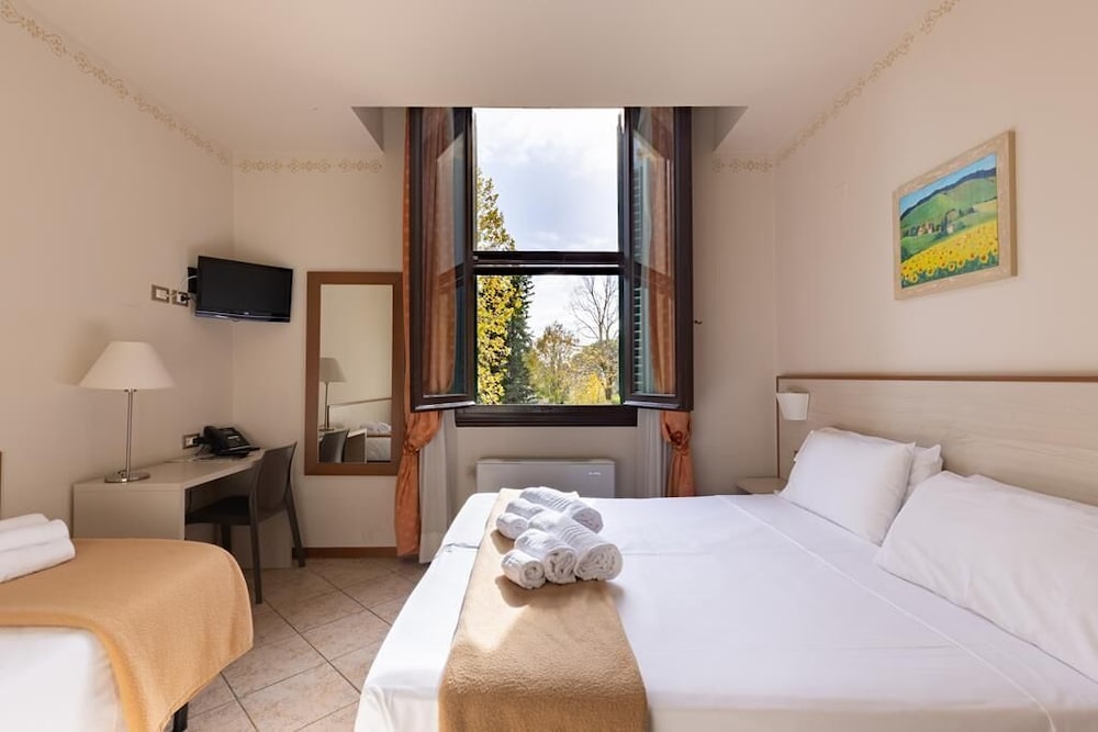 Economy Triple Room photo 3