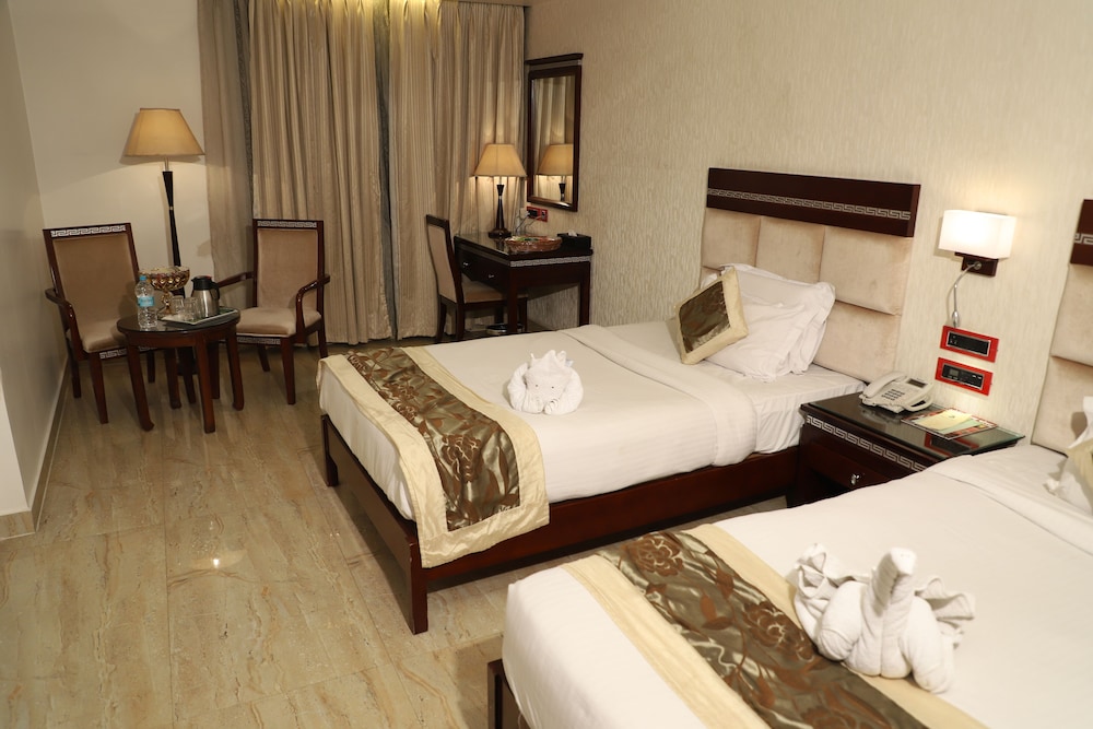 Club Room, 1 Bedroom, City View