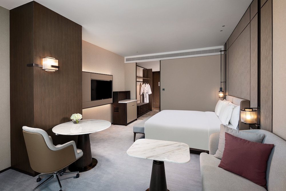 Standard Room, 1 King Bed, City View