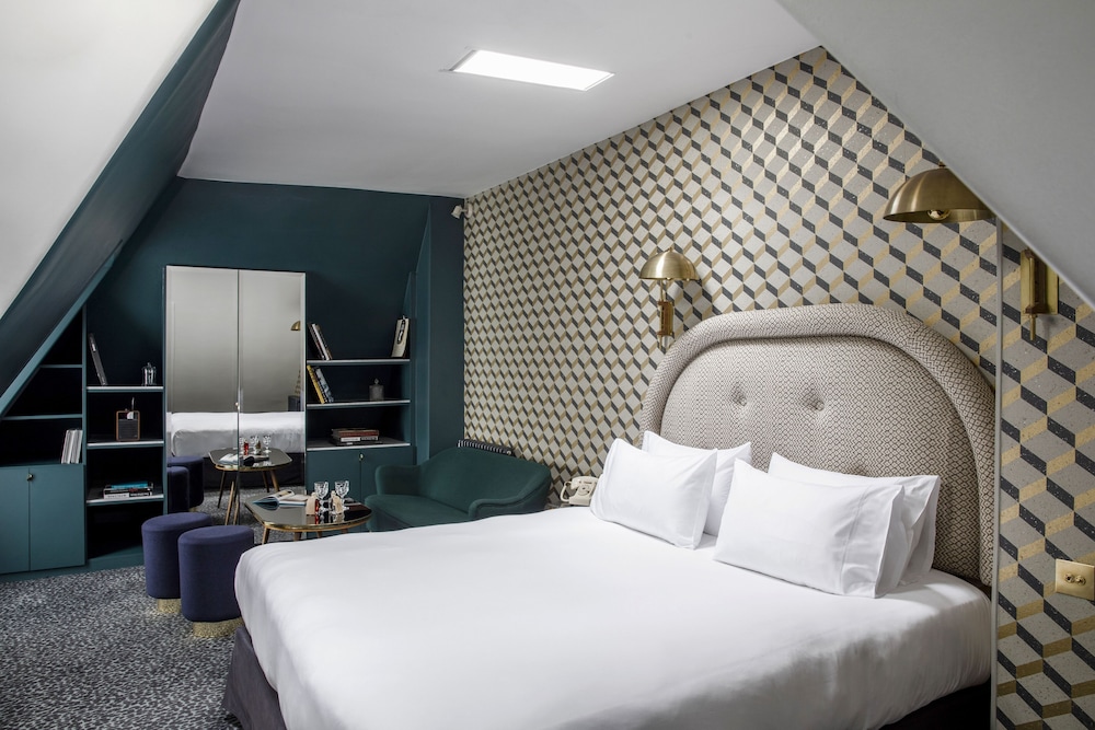 Room (Sous les Toits 1)