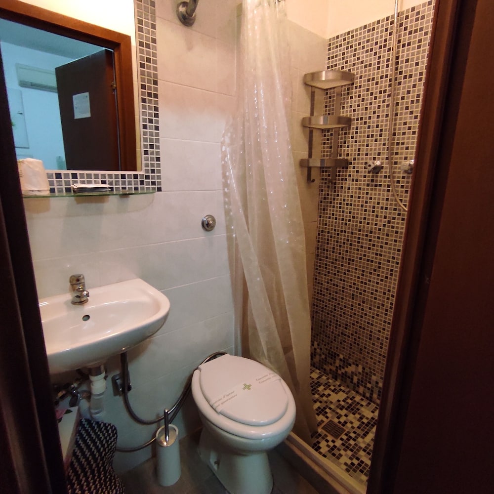 Basic Double Room, 1 Double or 2 Twin Beds, Non Smoking - Photo 5