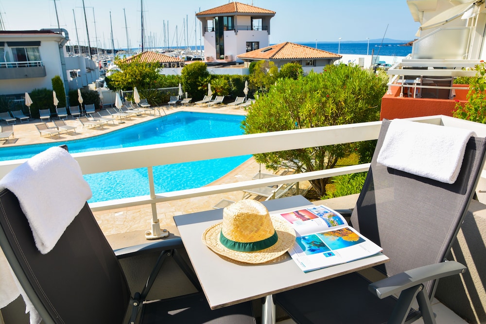Superior Room, 1 Queen Bed, Sea View, Poolside - Photo 6