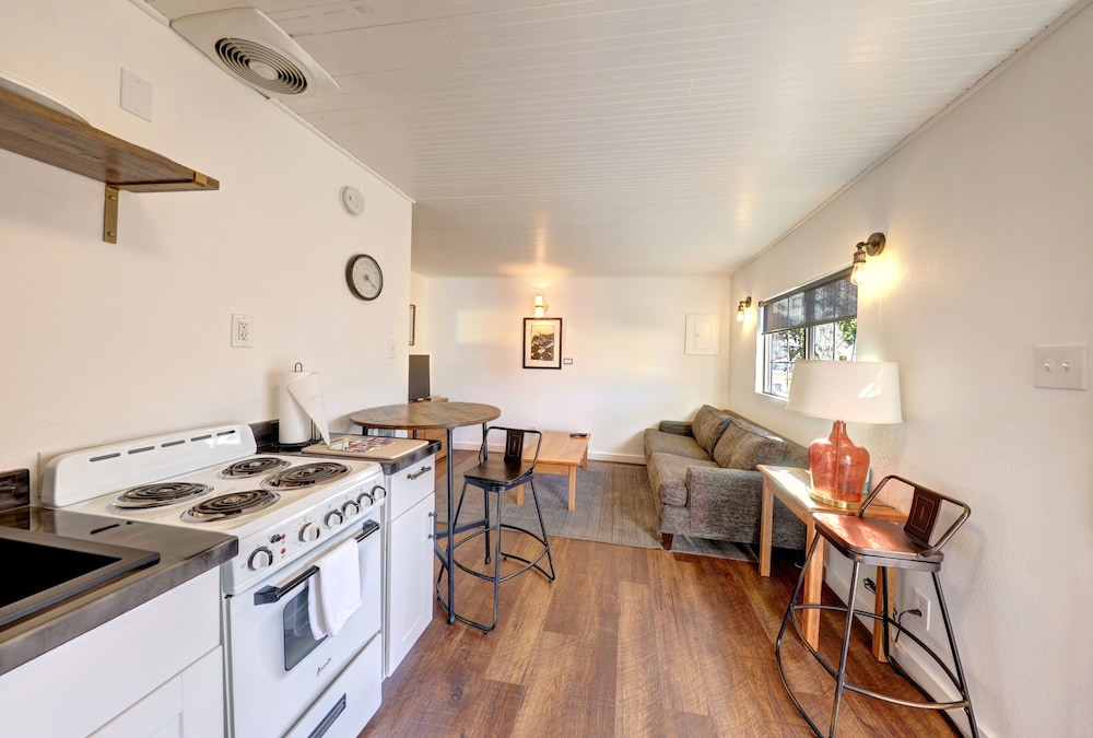 Queen 1 bedroom Cottage, Kitchen #15 (Pet Friendly) photo 2