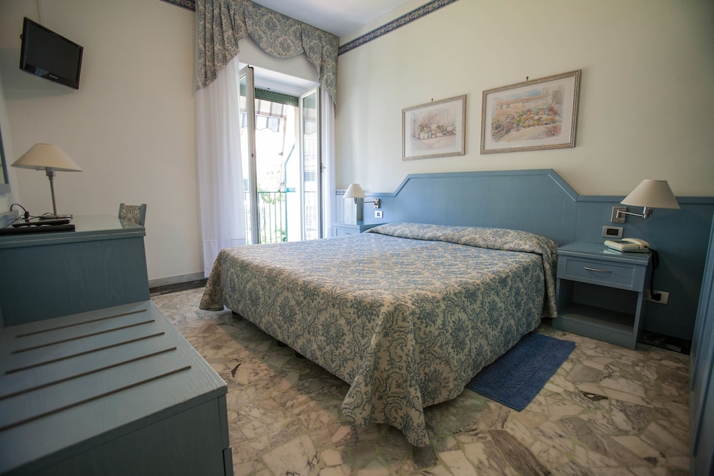 Standard Double Room, 1 Queen Bed, Balcony photo 2