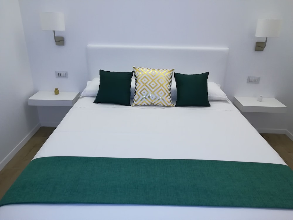 Superior Suite, 1 Queen Bed, Non Smoking photo 2