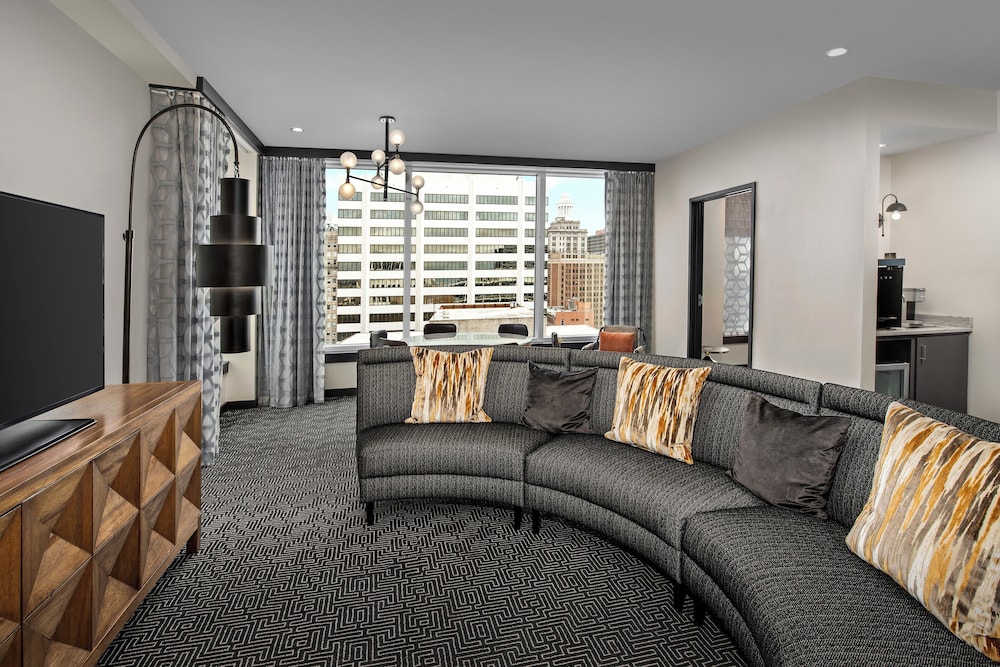 Suite, 1 King Bed, City View