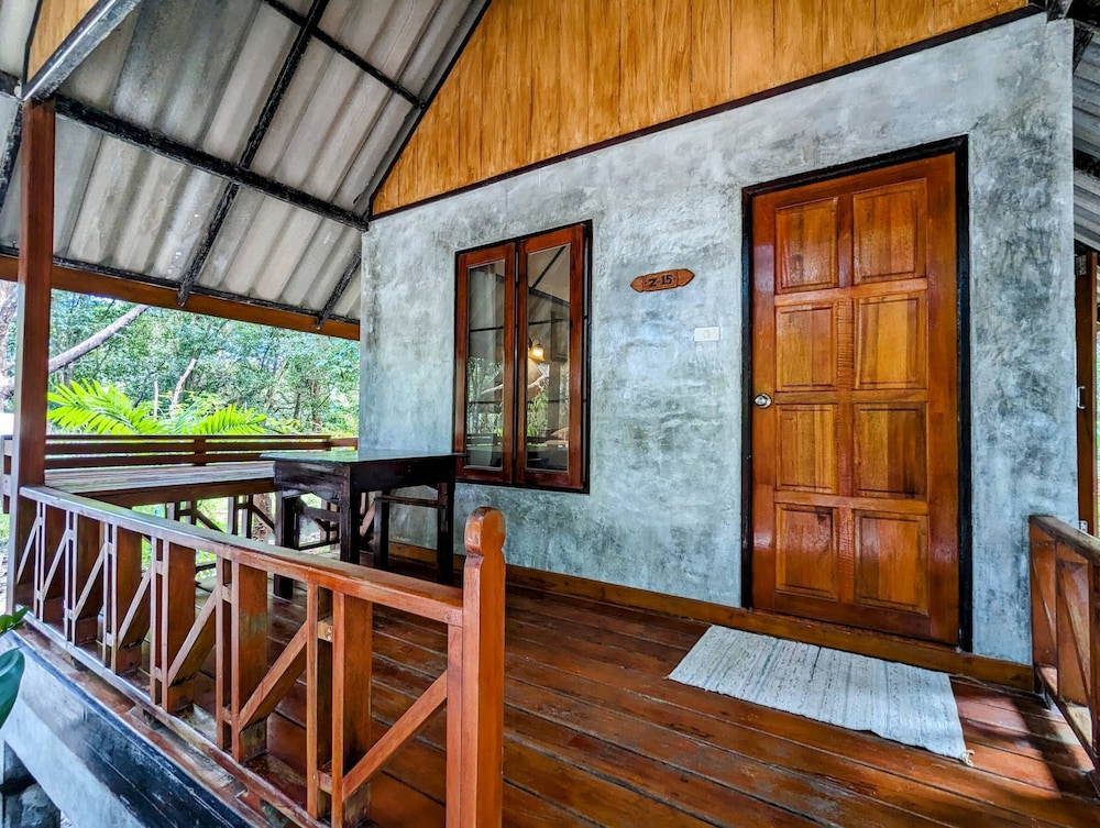 Superior Bungalow - Photo 2