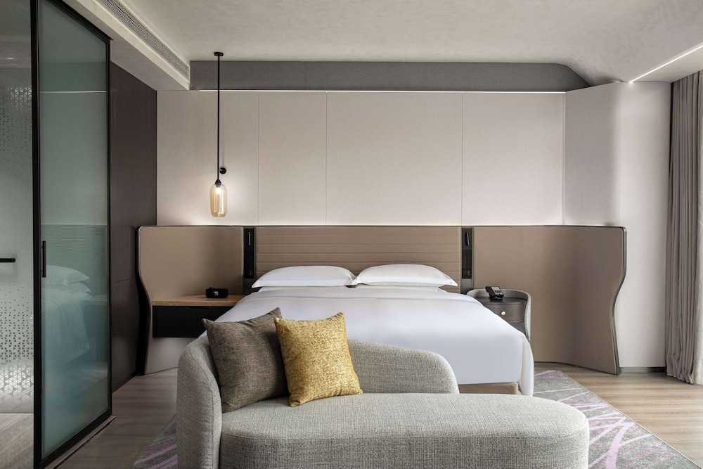 Deluxe Room, 1 King Bed, Non Smoking photo 1