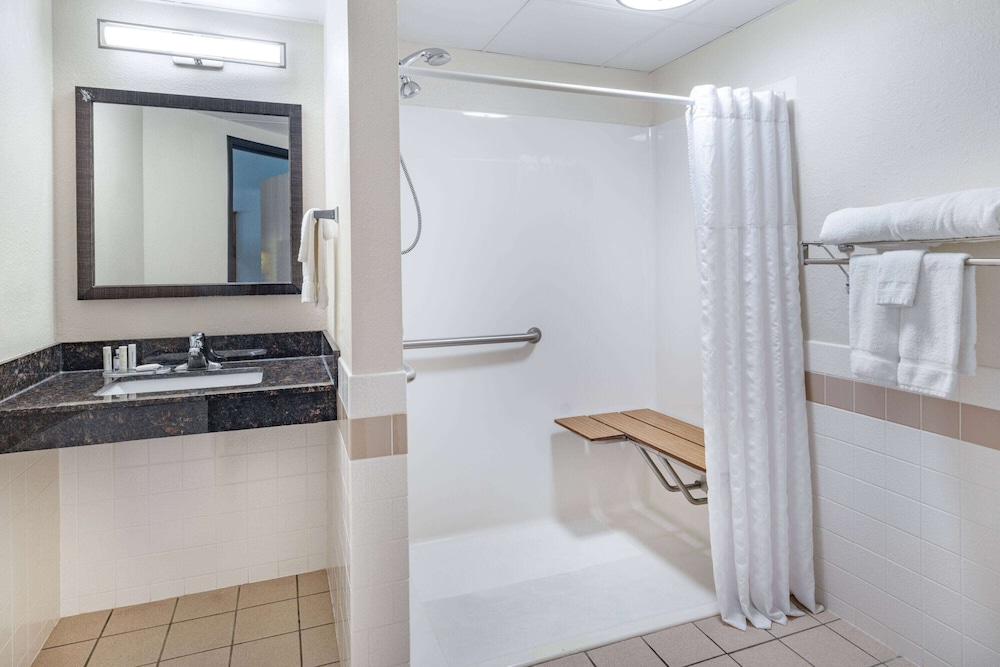 Superior Suite, 1 King Bed, Non Smoking - Photo 5