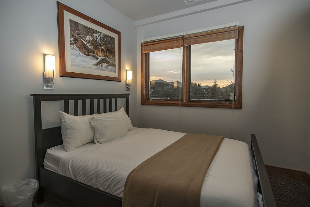 Economy Room, 1 Queen Bed, Shared Bathroom, Mountain View photo 1