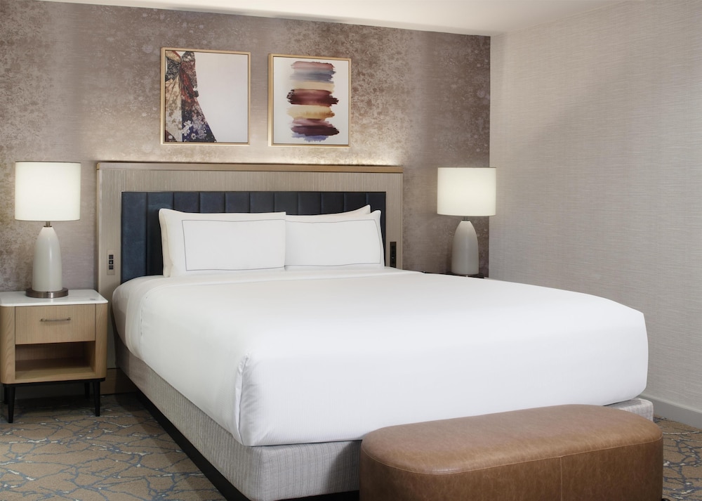 Suite, 1 King Bed, Tower