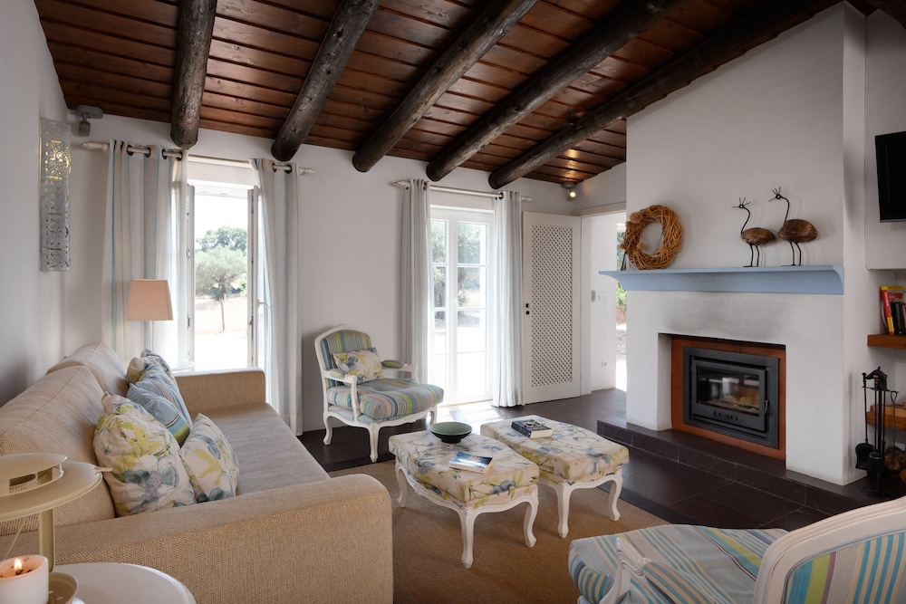 Traditional Villa, 1 Double Bed with Sofa bed photo 3
