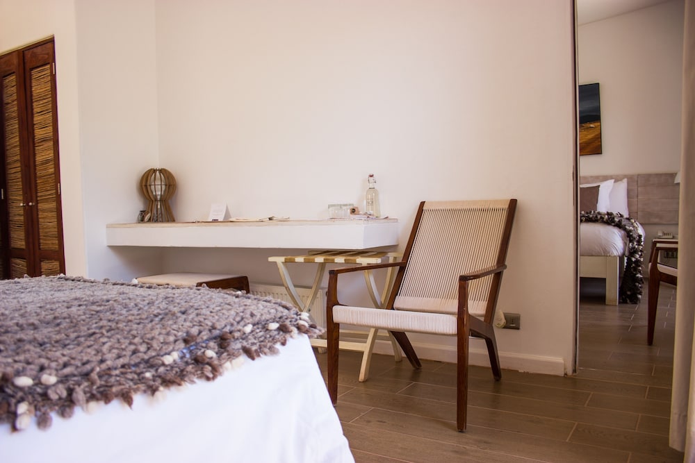 Suite, 1 Queen Bed - Photo 3