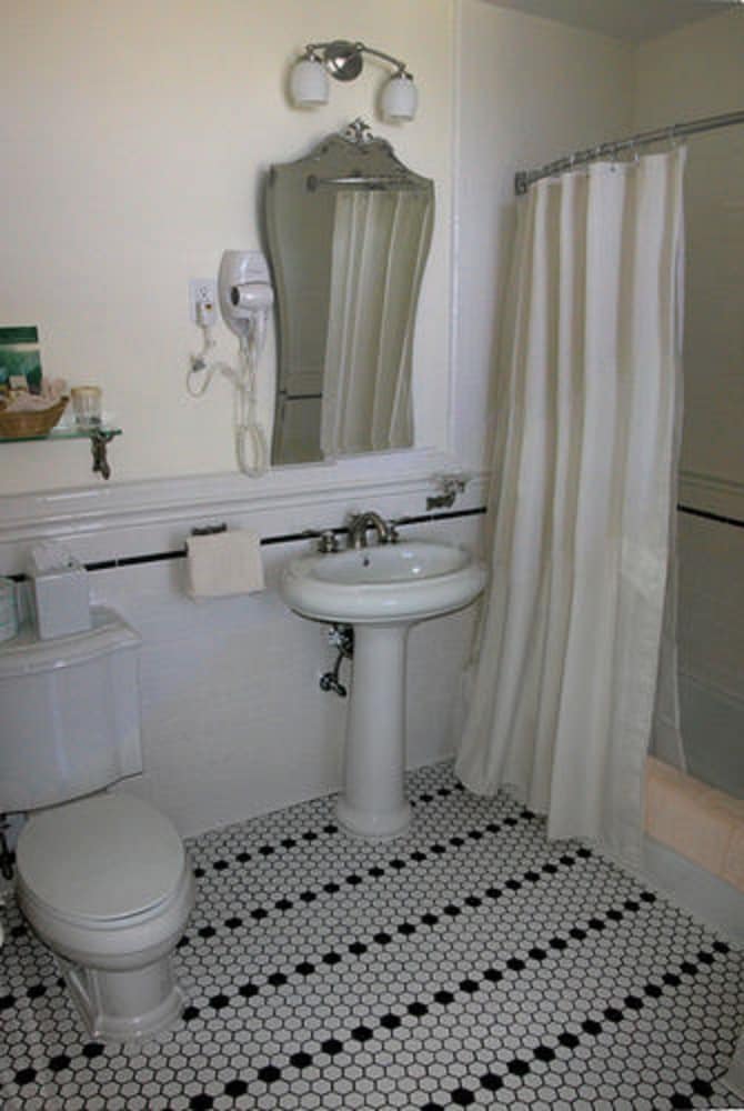 Standard Room, 2 Queen Beds photo 2