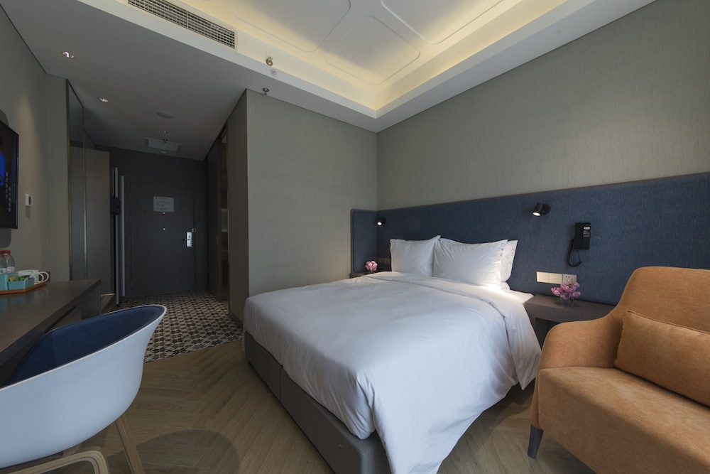 Standard Room, 1 King Bed, Accessible (Courtyard Access) - Photo 3
