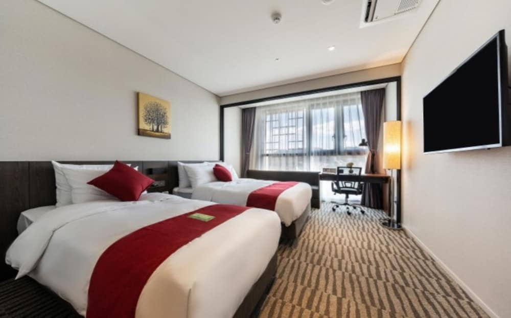 Deluxe Room, Multiple Beds, Non Smoking - Photo 2