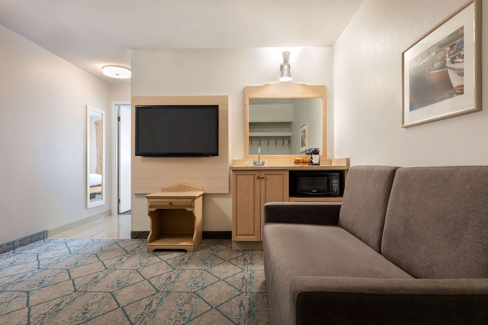 Suite, 1 King Bed, Non Smoking - Photo 4