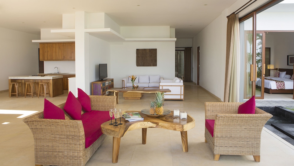 Five Bedrooms Beachfront Villa photo 3