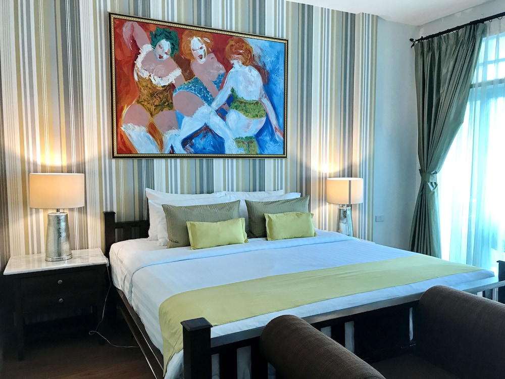 Premium Deluxe 1 King, City View with Balcony - Photo 11