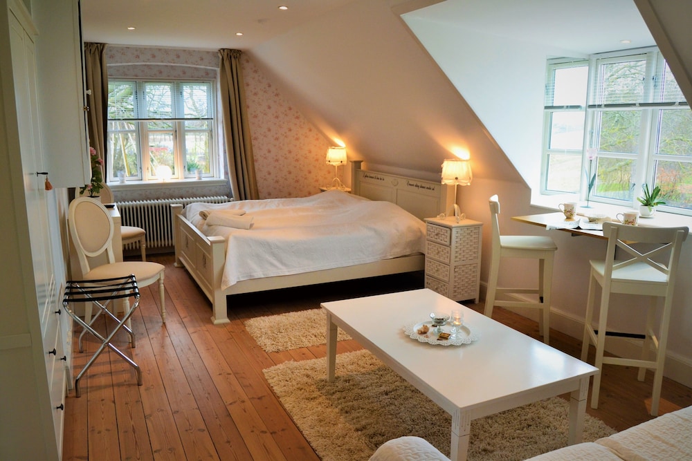 Deluxe Room, 1 Queen Bed with Sofa bed photo 1