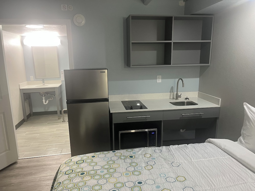 Studio, 1 King Bed, Accessible, Non Smoking (Walk-In Shower) photo 3