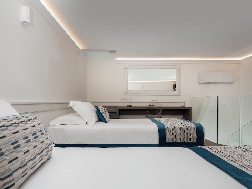 Duplex, Partial Sea View thumbnail 5