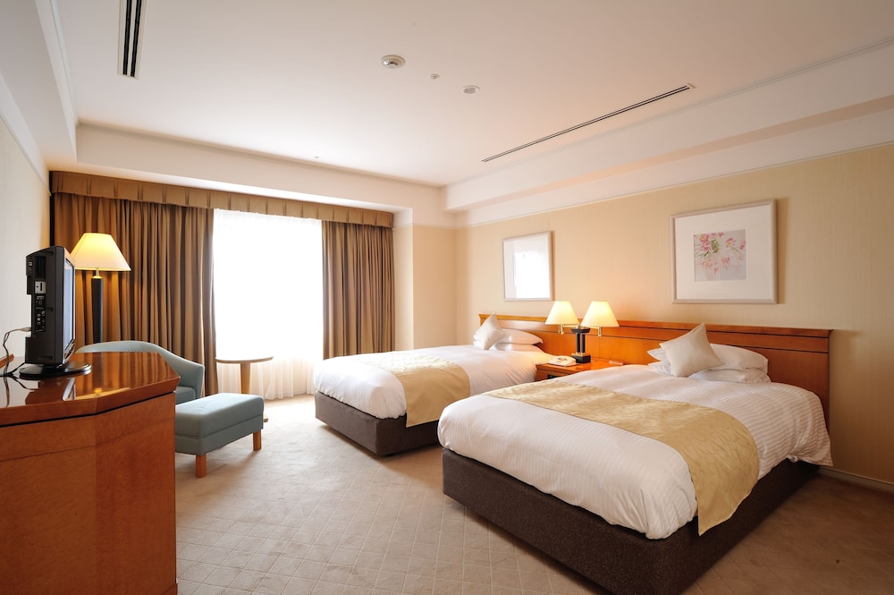 Airport View Suite Room - Photo 3
