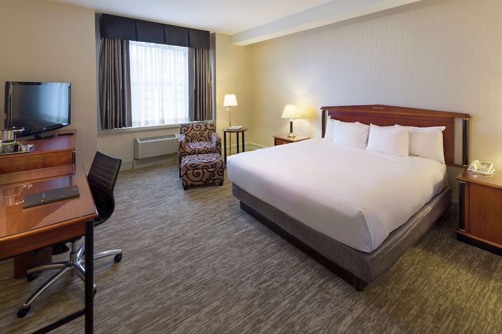 King Deluxe ADA room with roll in shower photo 1