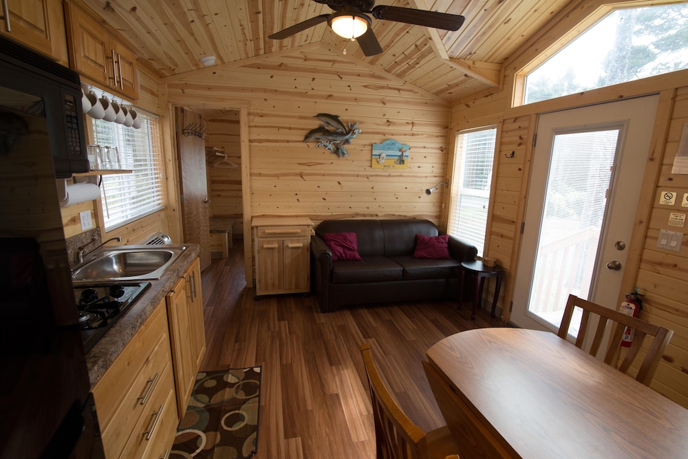 Cottage, 2 Bedrooms, Non Smoking (No Pets, Linens Available) photo 1