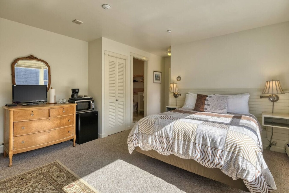 Double Room, 1 Queen Bed (The Nathaniel Bowditch) photo 3