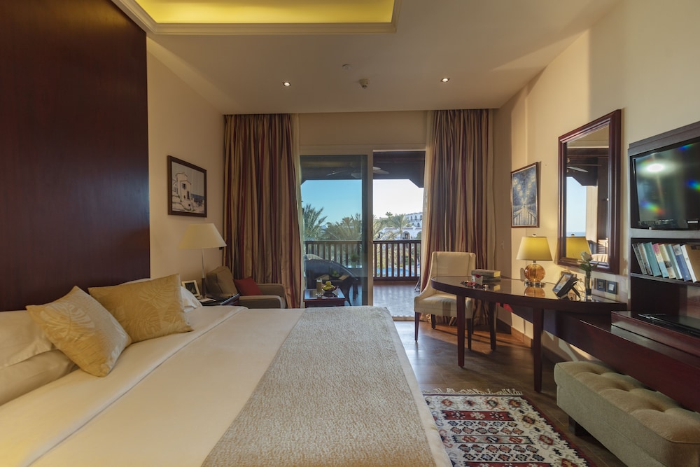 Suite, 1 King Bed, Pool View (Royal Savoy Suite with Lounge Access )