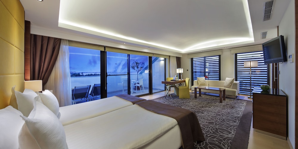 Junior Suite, Partial Sea View