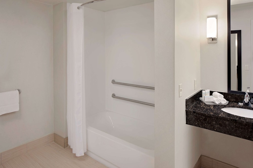 Suite, 2 Double Beds, Accessible, Bathtub - Photo 5