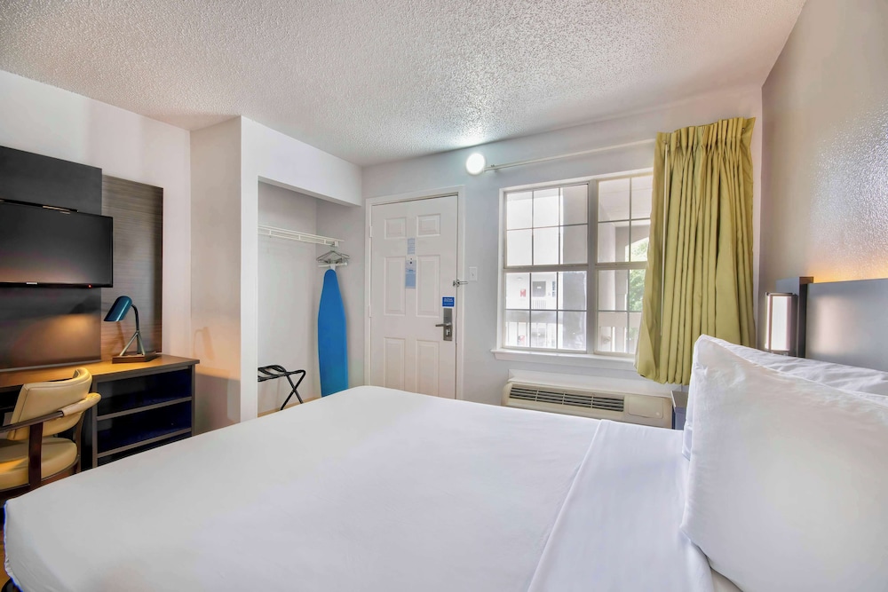 Standard Room, 1 Queen Bed, Non Smoking - Photo 5