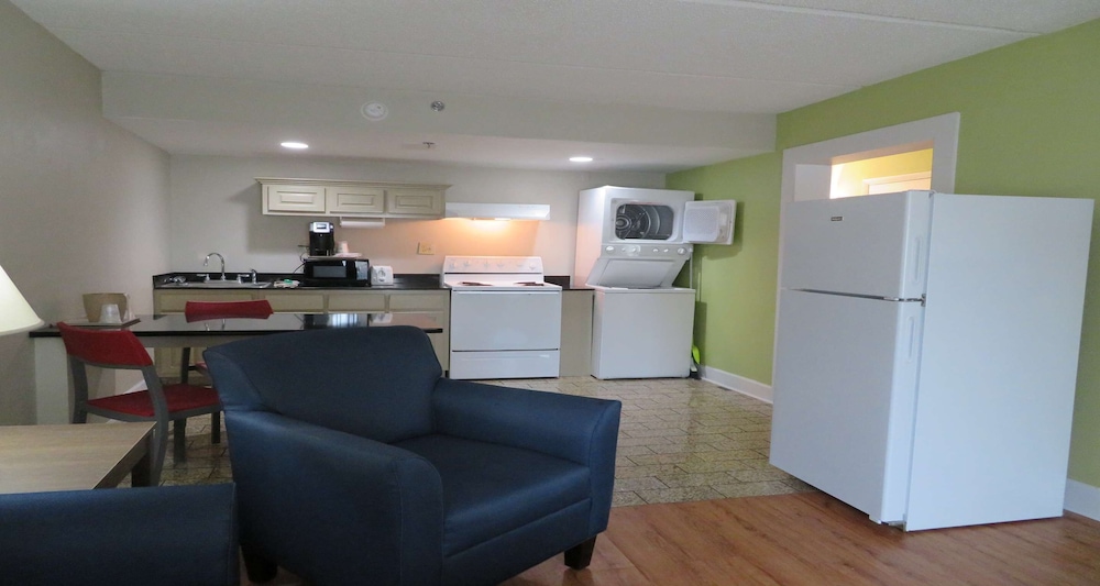 Suite, 1 King Bed, Accessible, Kitchen (with Sofabed) - Photo 3