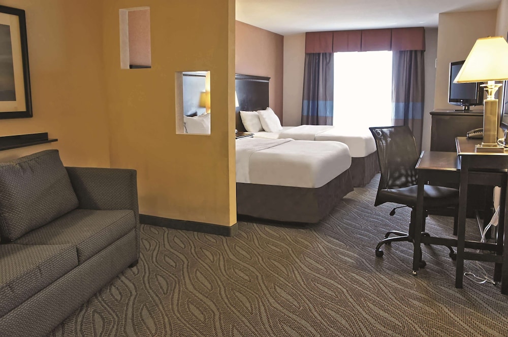 Suite, 2 Queen Beds, Non Smoking - Photo 2