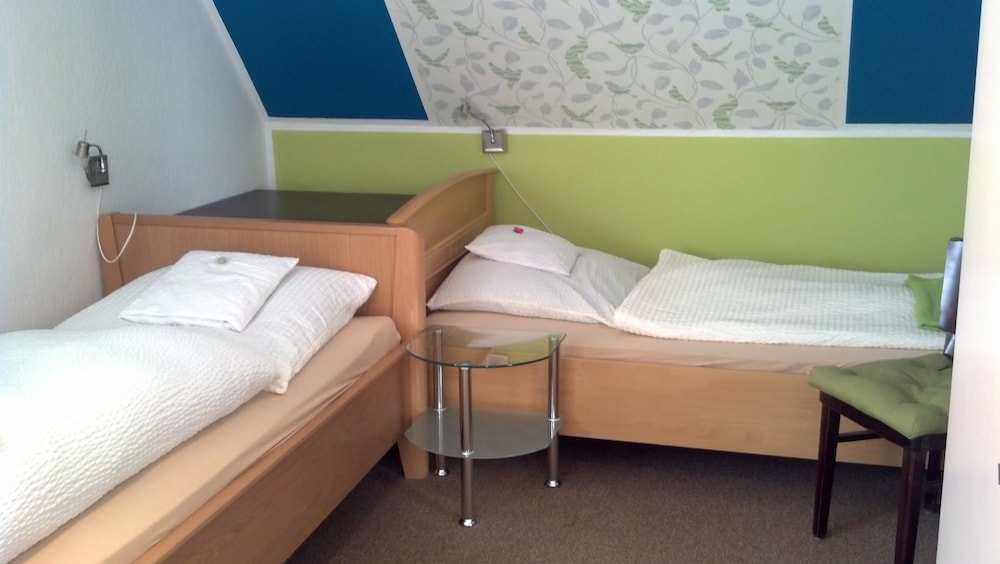 4 Basic Twin Room photo 2
