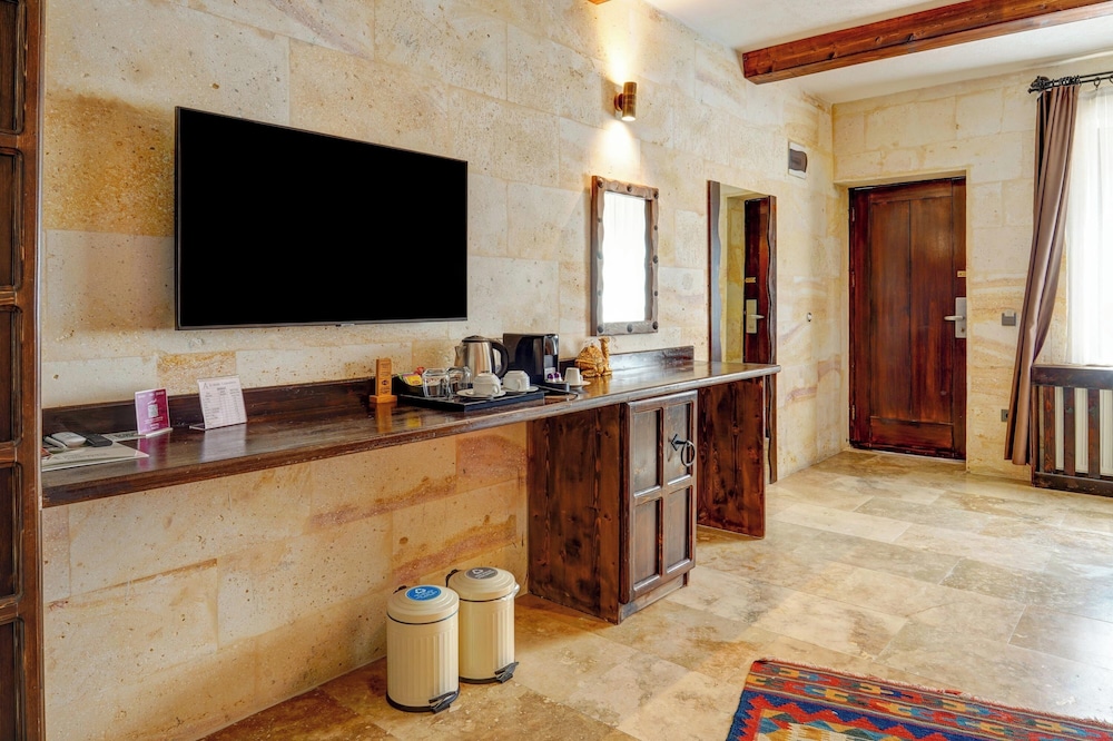 Royal Stone Suite with Jacuzzi - Photo 7