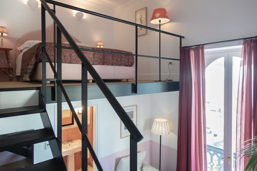 Extra Large (2-Level Mezzanine Room)