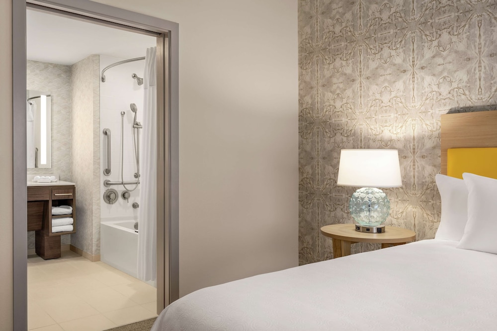 Suite, 1 King Bed, Accessible, Bathtub - Photo 9