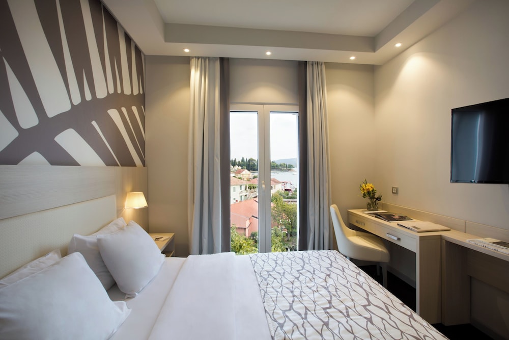 Standard Double Room with Side Sea View photo 1